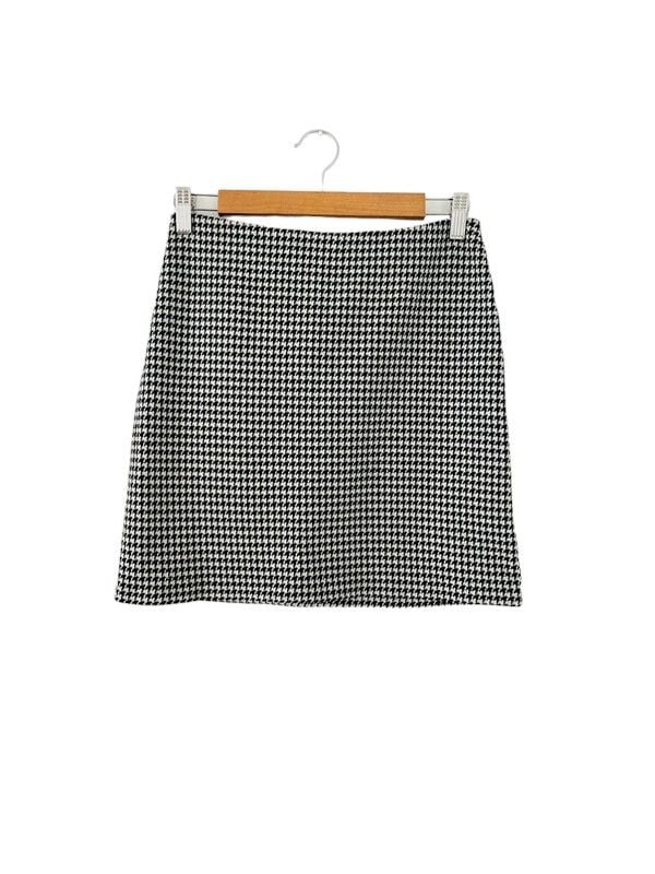 H&M size 8 black 8 white houndstooth skirt