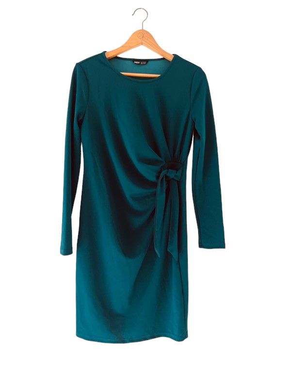 Size M green long sleeve knee length dress