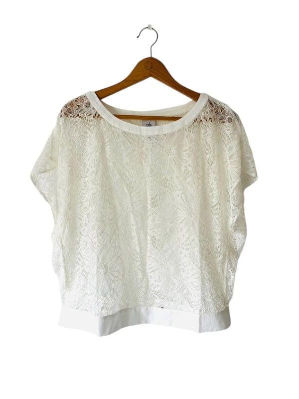 Cabi is M lace Short sleeve sheer top