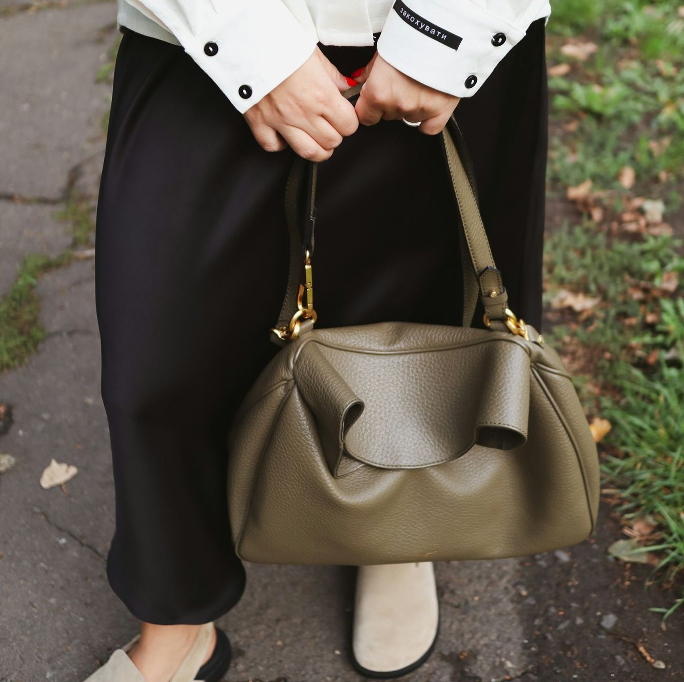 Stylish woman who had colour analysis in surrey wearing black skirt, white shirt and carrying a leather bag