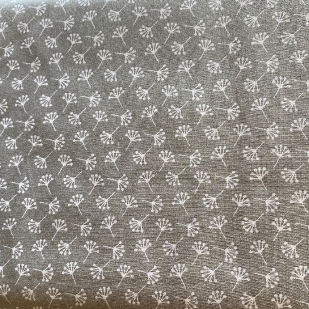 100% Cotton from Threaders - Cotton Tail - Blowing in the Wind - on grey -, per pre-cut fat quarter