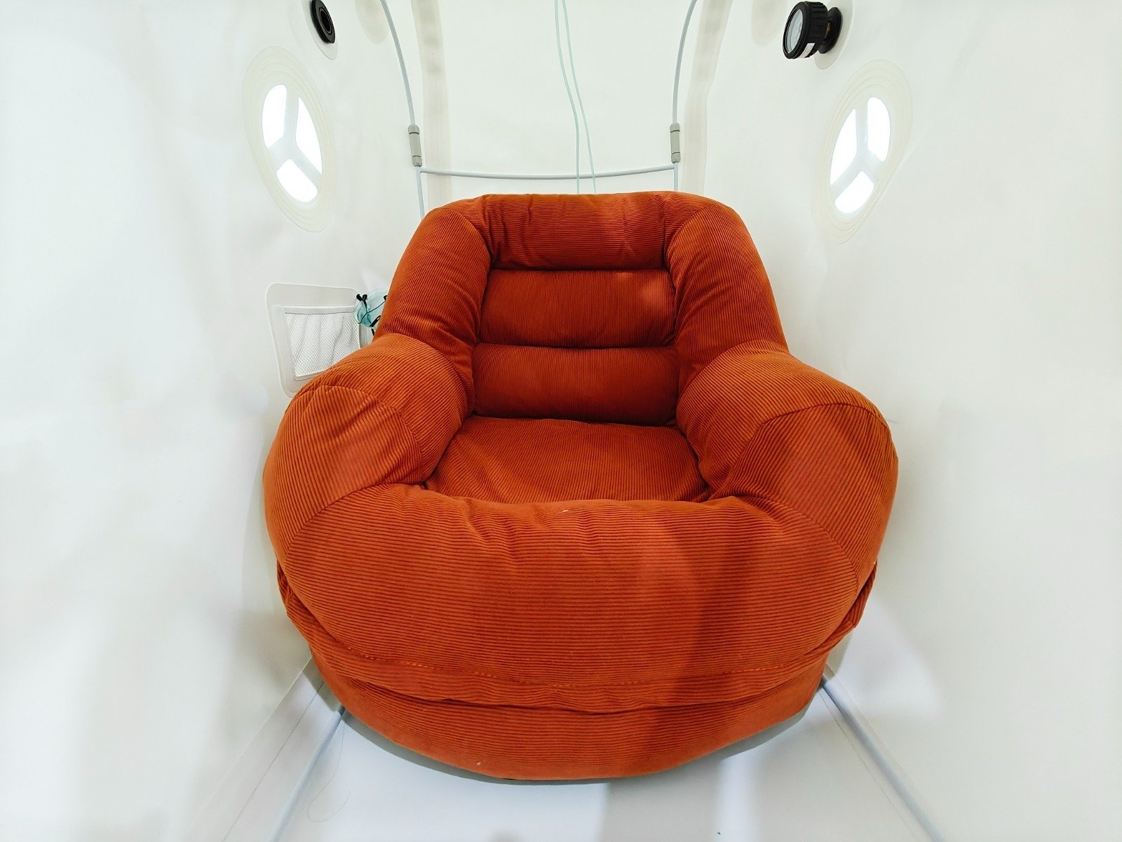 Internal picture of hyperbaric Oxygen chamber