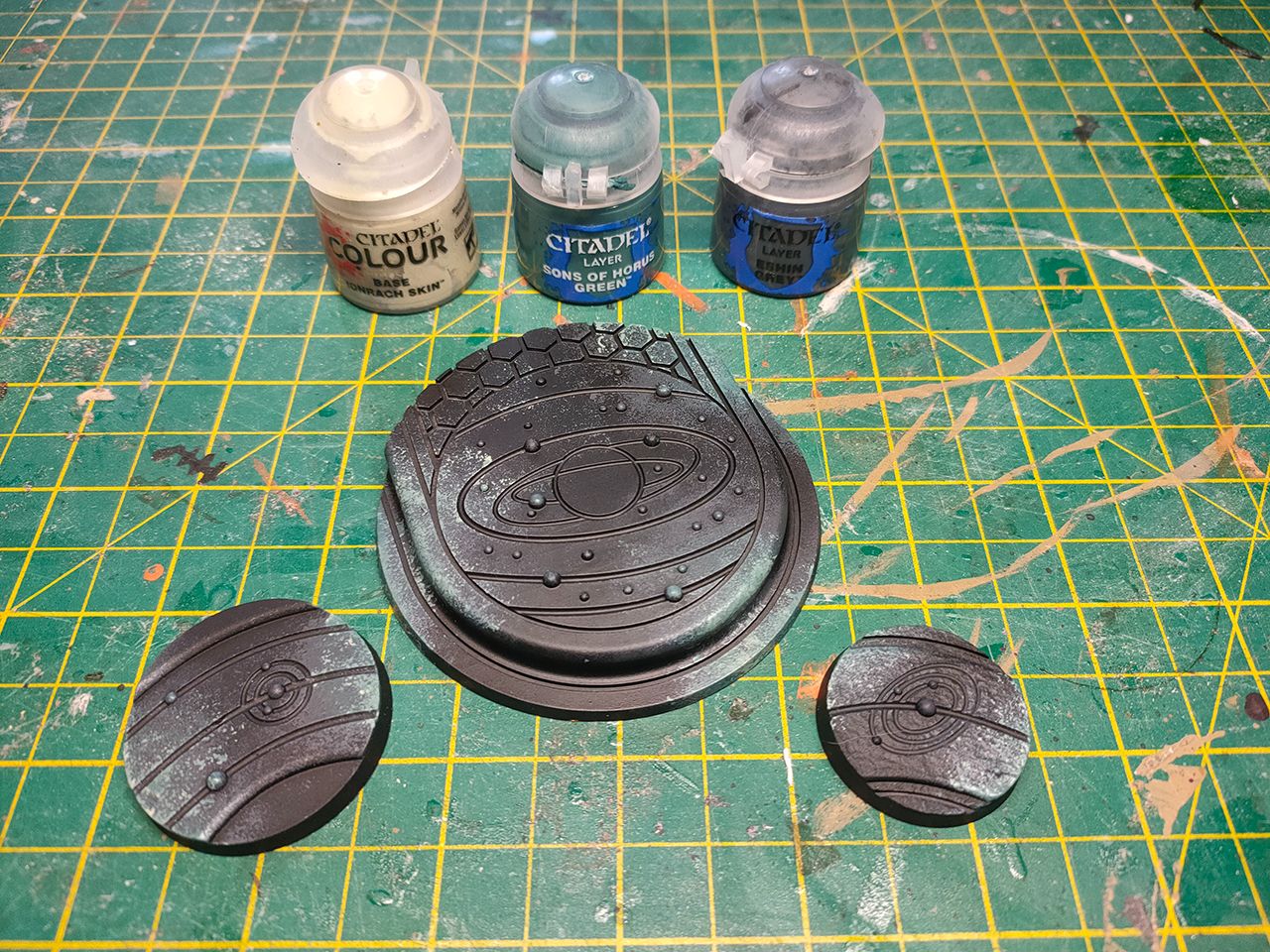 marble effect base with black undercoat