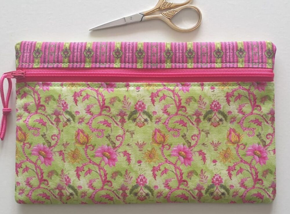 Notions pouch to match Magdalena Outhwaite project bag, HATS fabric.