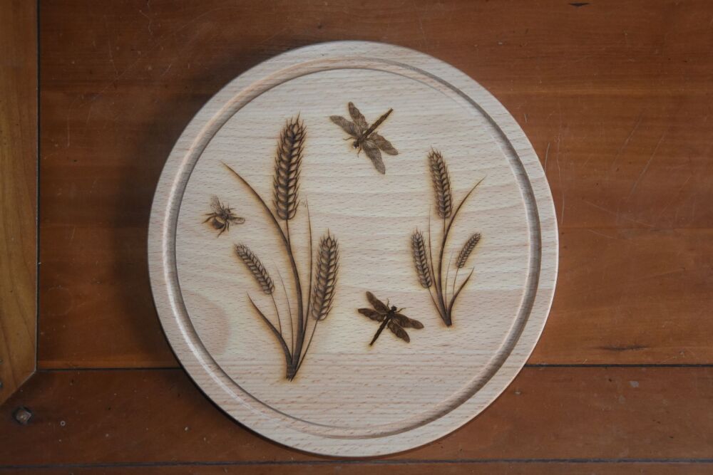 Small round chopping board with bee design