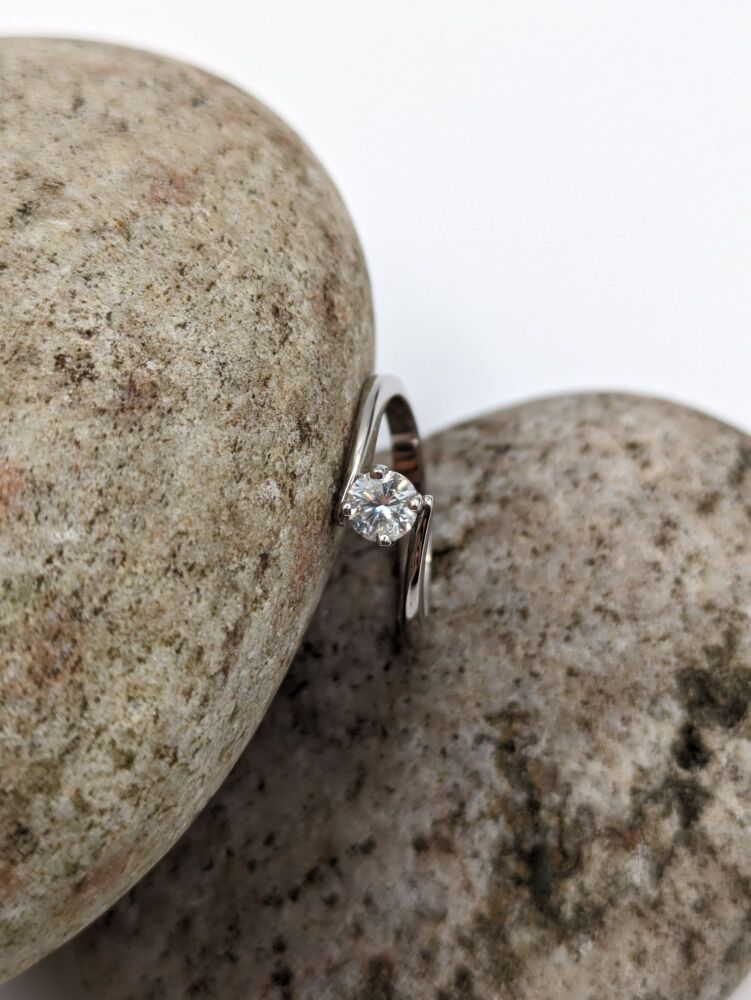 Twist style round solitaire 0.50ct VS2/G