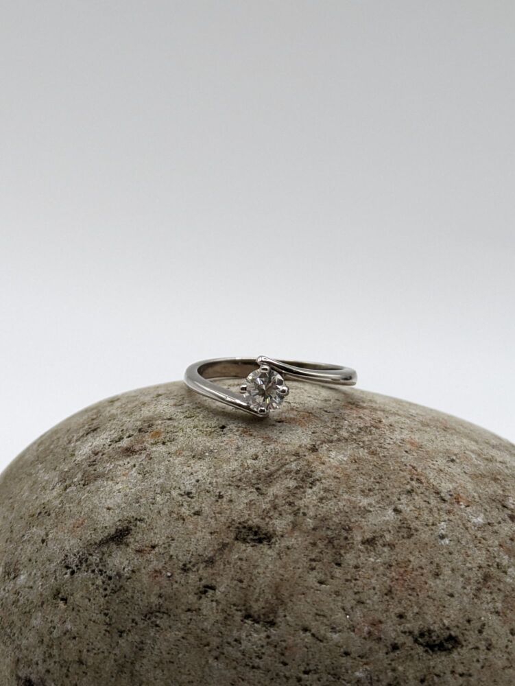 Twist style round solitaire 0.50ct VS2/G