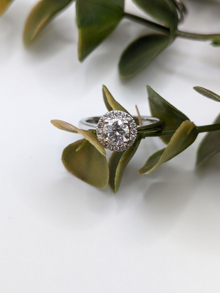 Round Halo 0.80ct VS1 / G
