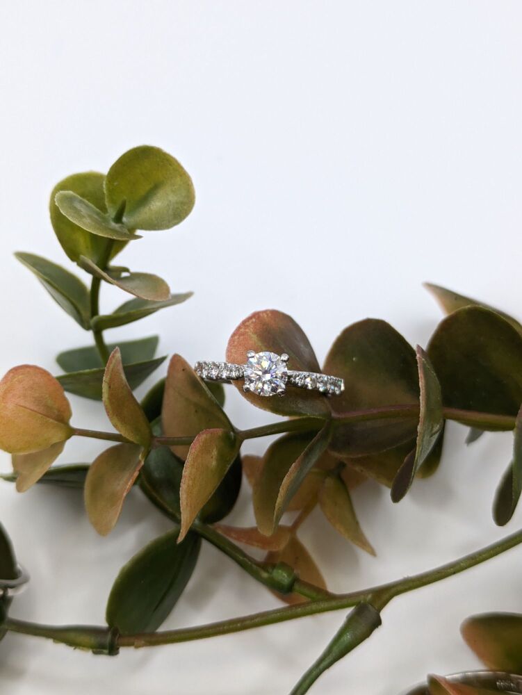 Round Shoulder set 1.25ct VS2 / G
