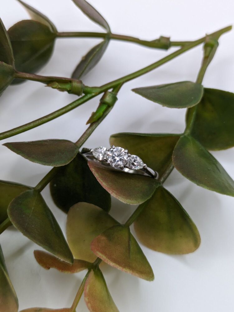 Round with pear Trilogy ring 1.00ct VS1 / E