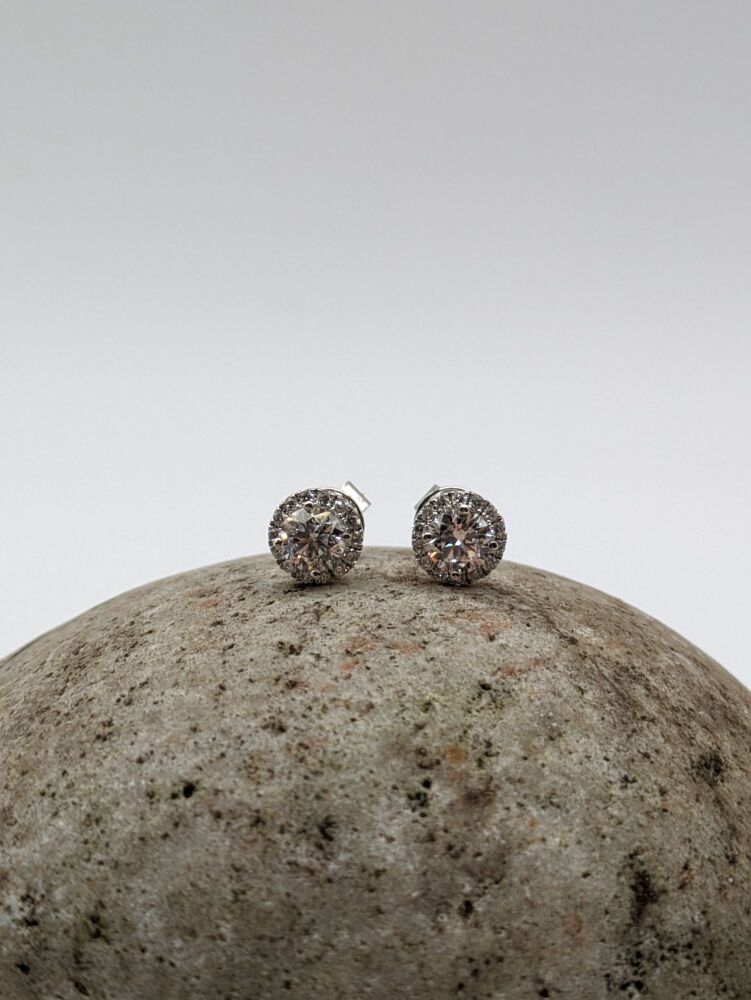 Round Halo stud earrings 1.20ct VS1 / D
