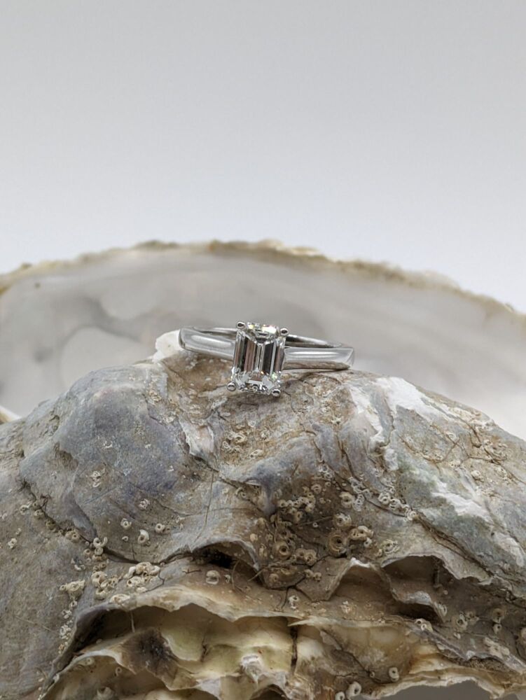 Emerald solitaire in 1.50ct VS1 / E