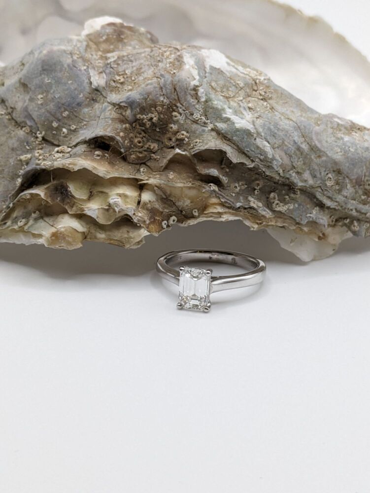 Emerald solitaire in 1.50ct VS1 / E