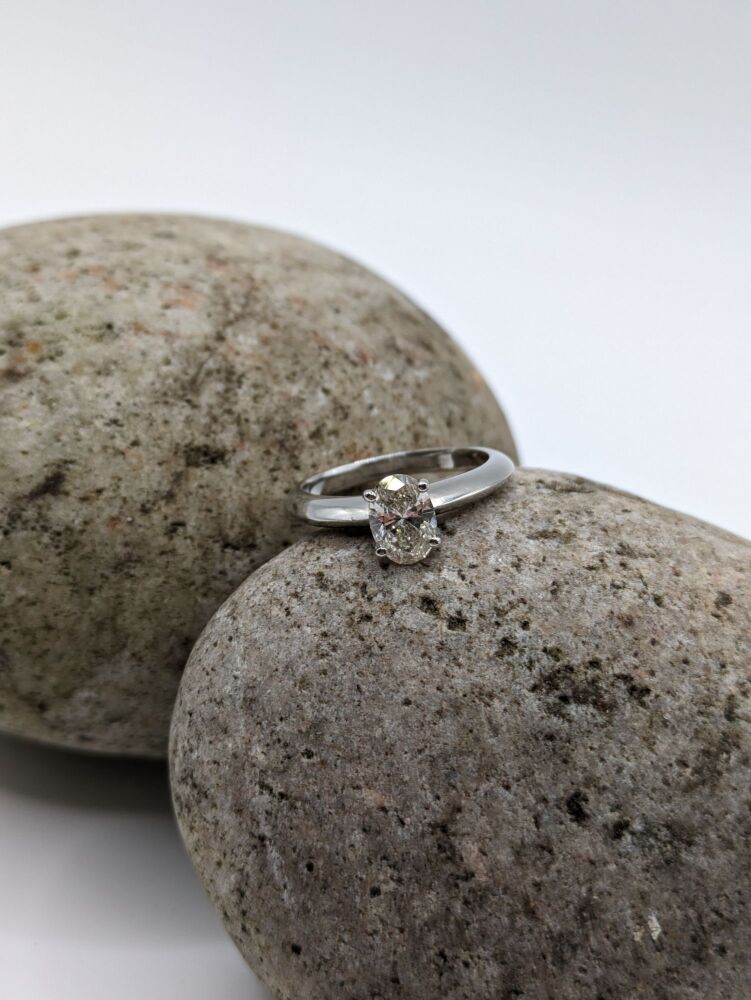 Oval solitaire 1.02ct VS2 / H