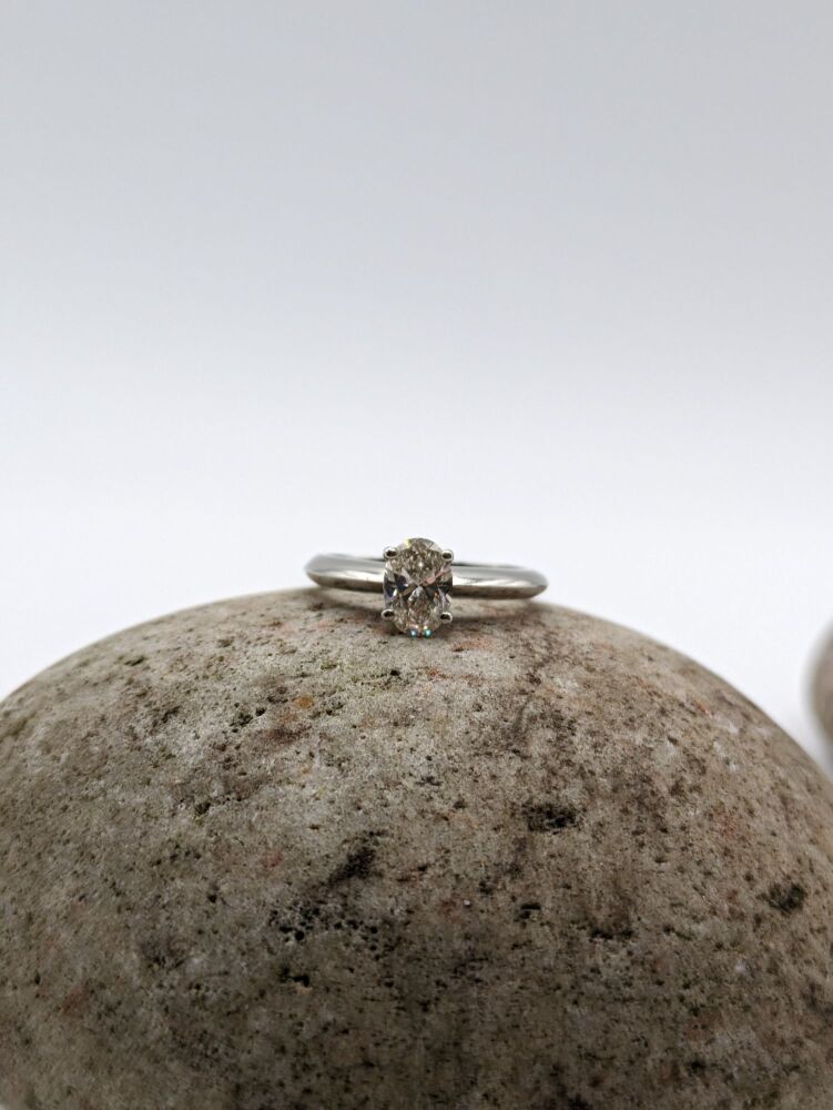 Oval solitaire 1.02ct VS2 / H