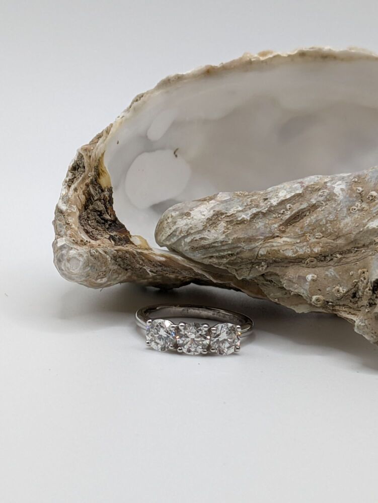 Round Trilogy 2.50ct VS1 / E