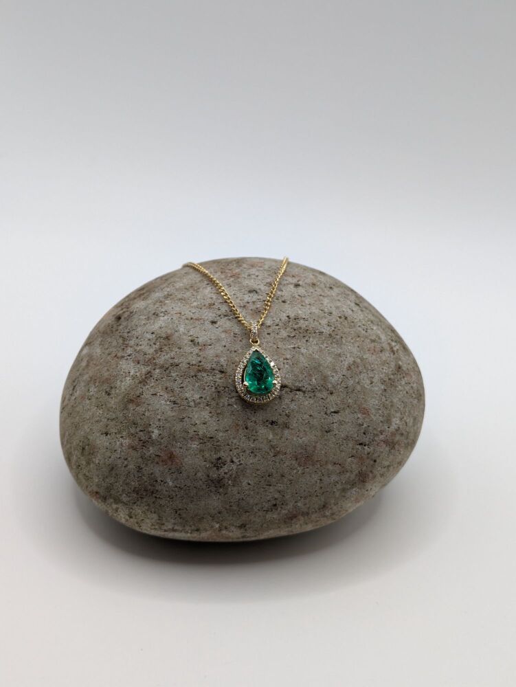 Emerald Pear cut halo pendant 3.20ct VS1 / F