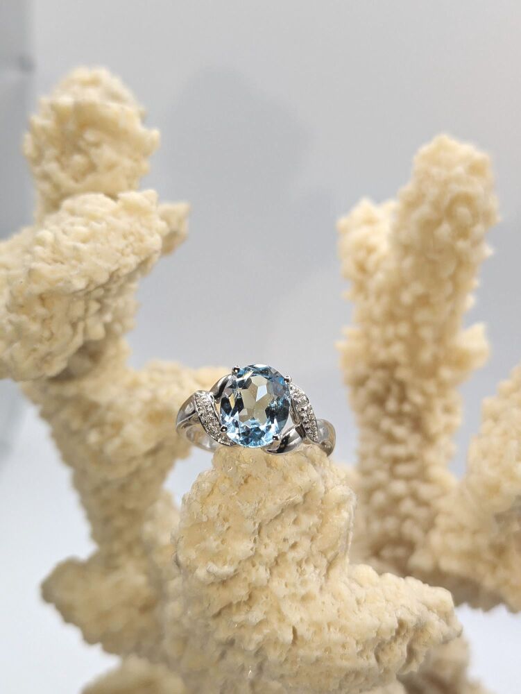 Aquamarine with diamond accent twisted band 2.60ct VS/ G