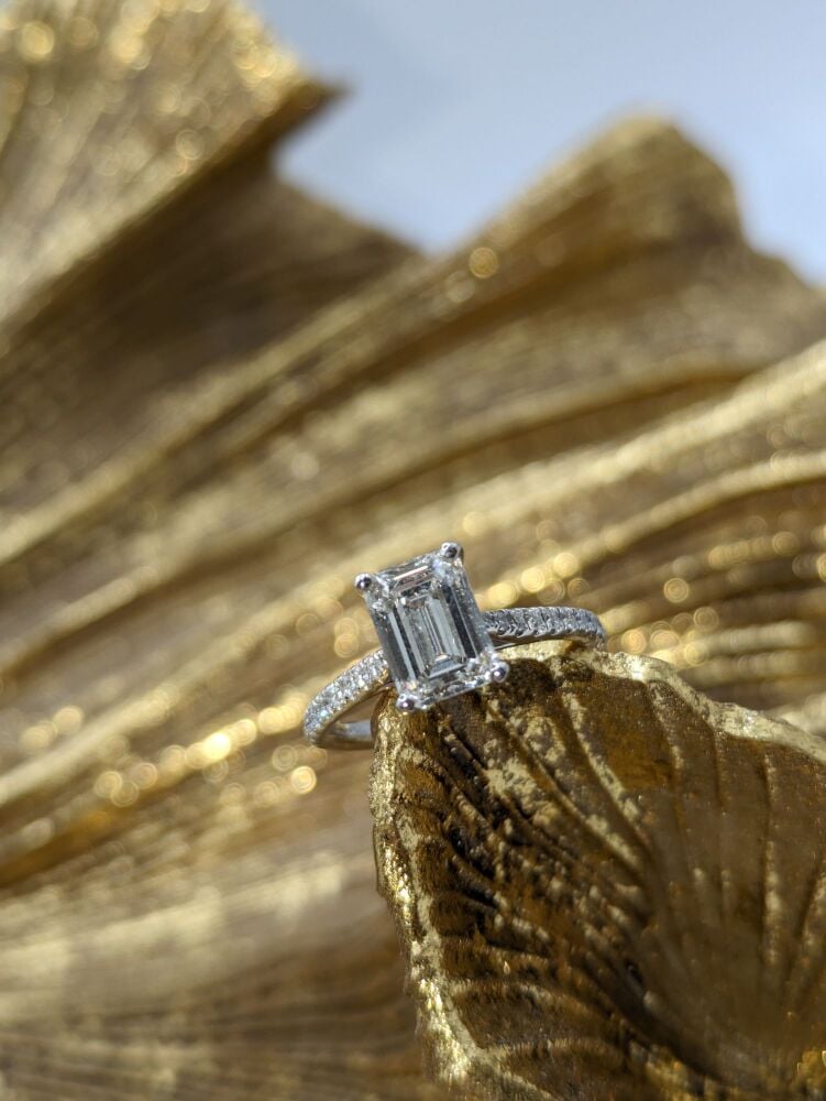 Emerald cut with diamond shoulders in Platinum 1.90ct Total VS1/ F