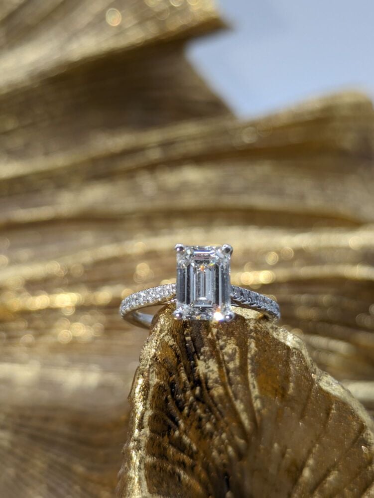 Emerald cut with diamond shoulders in Platinum 1.90ct Total VS1/ F