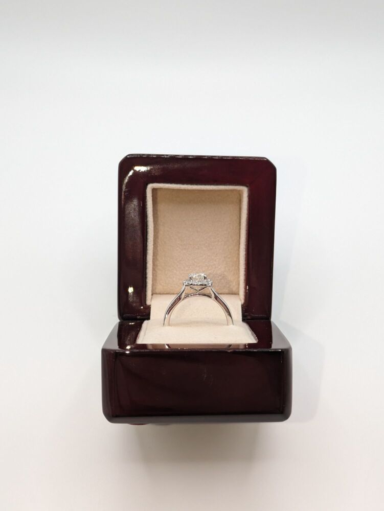 Round brilliant with halo 0.90ct Total VS1/ E