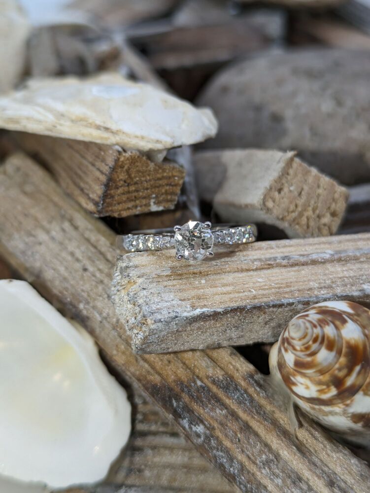 Round Brilliant with Shoulder set diamond 0.80ct Total VS1/ D