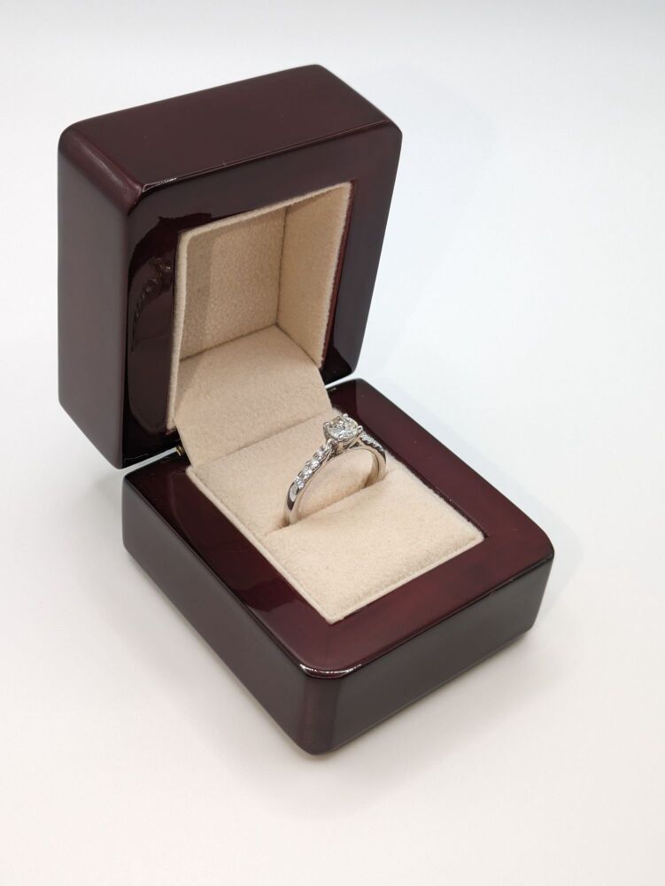 Round Brilliant with Shoulder set diamond 0.80ct Total VS1/ D