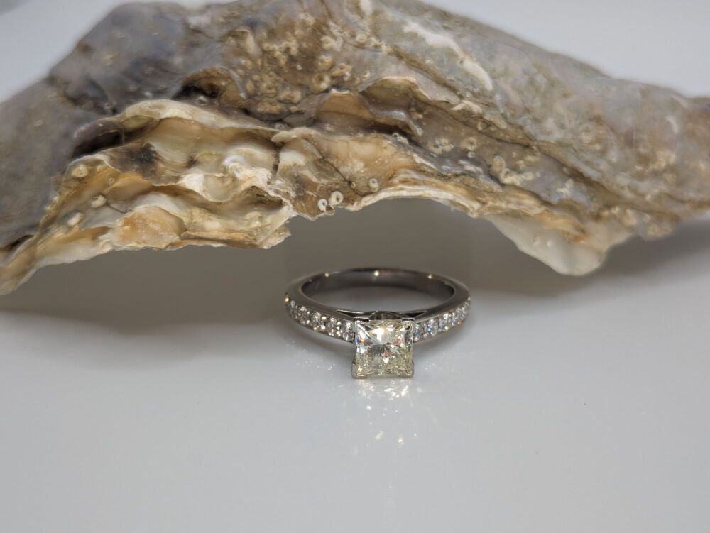 Modern Princess cut with shoulder diamonds in Platinum 1.87ct Total VS2/ H