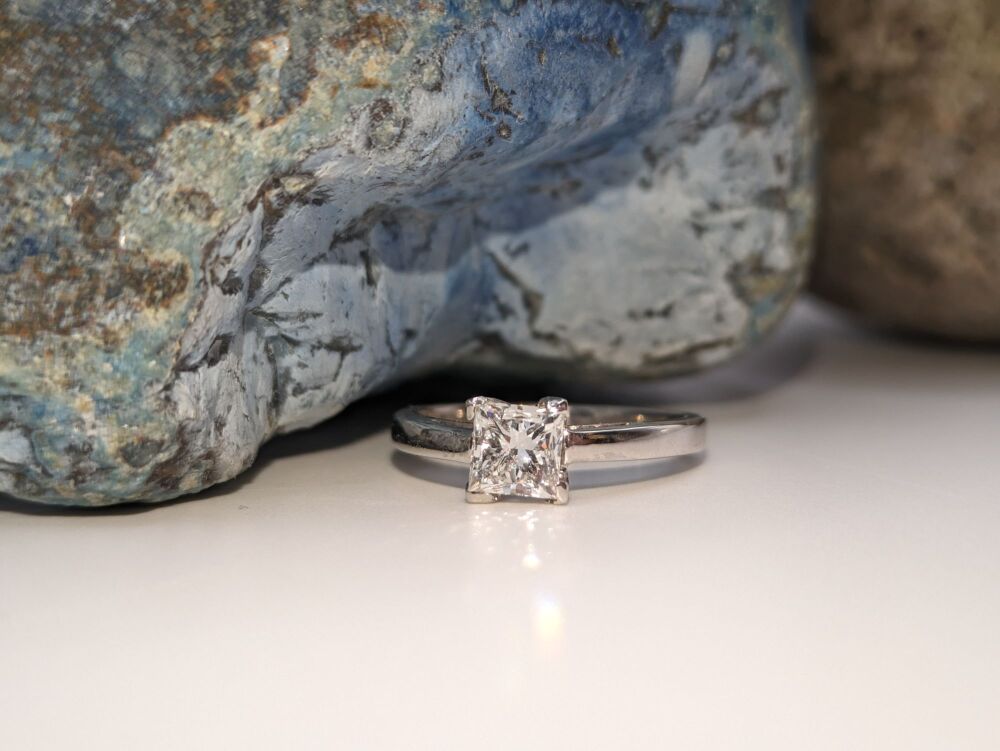 Princess solitaire in low setting 18K White Gold 0.71ct VS2/ E