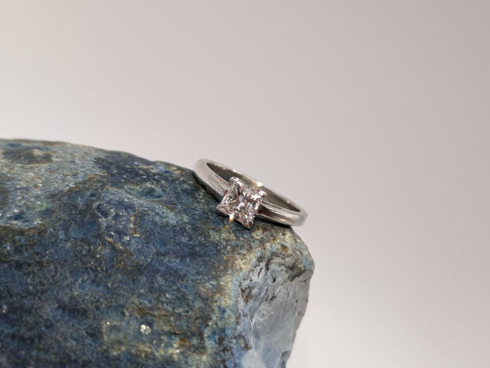 Princess solitaire in low setting 18K White Gold 0.71ct VS2/ E