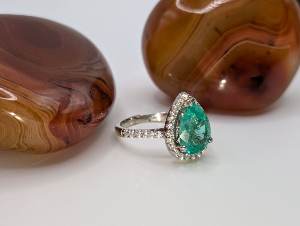 Emerald Pear cut halo Ring 4.05ct VS1 / F