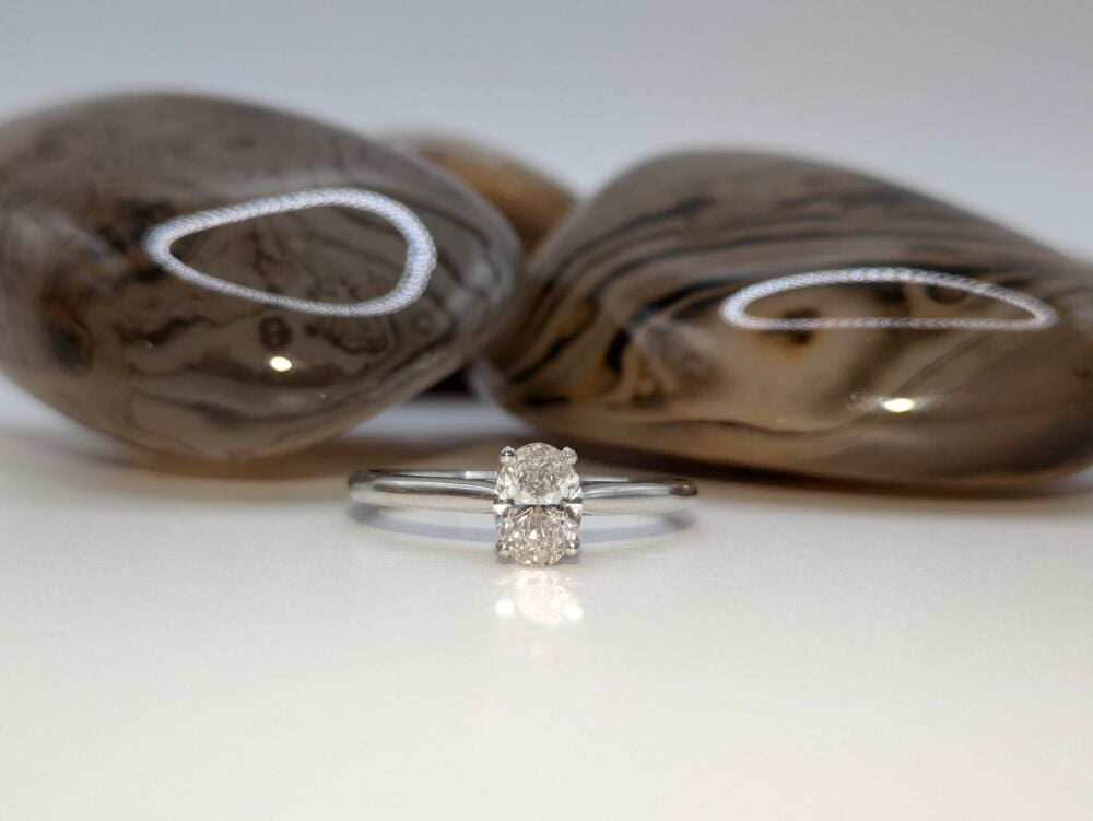 Oval cut solitaire in Platinum 0.50ct VS1/ E