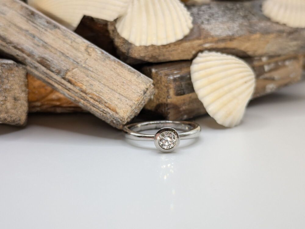 Rub over round solitaire in Platinum 0.34ct VS1/ F