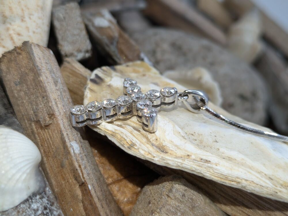 Modern Semi-bezel set Diamond Cross 1.20ct VS1/ F