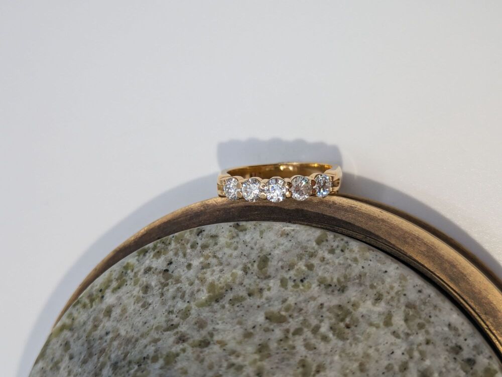 Semi-bezel set Five stone ring 0.85ct in 18K Yellow Gold VS1/ F