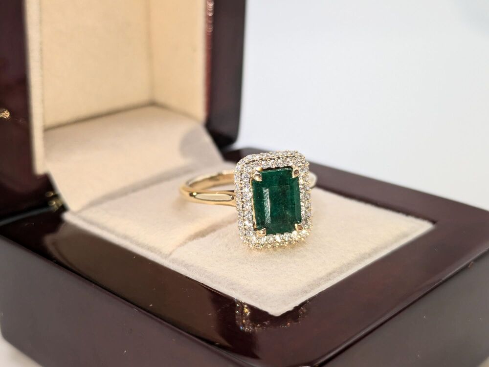 Emerald with diamond double halo in 18K yellow Gold VS1/ E