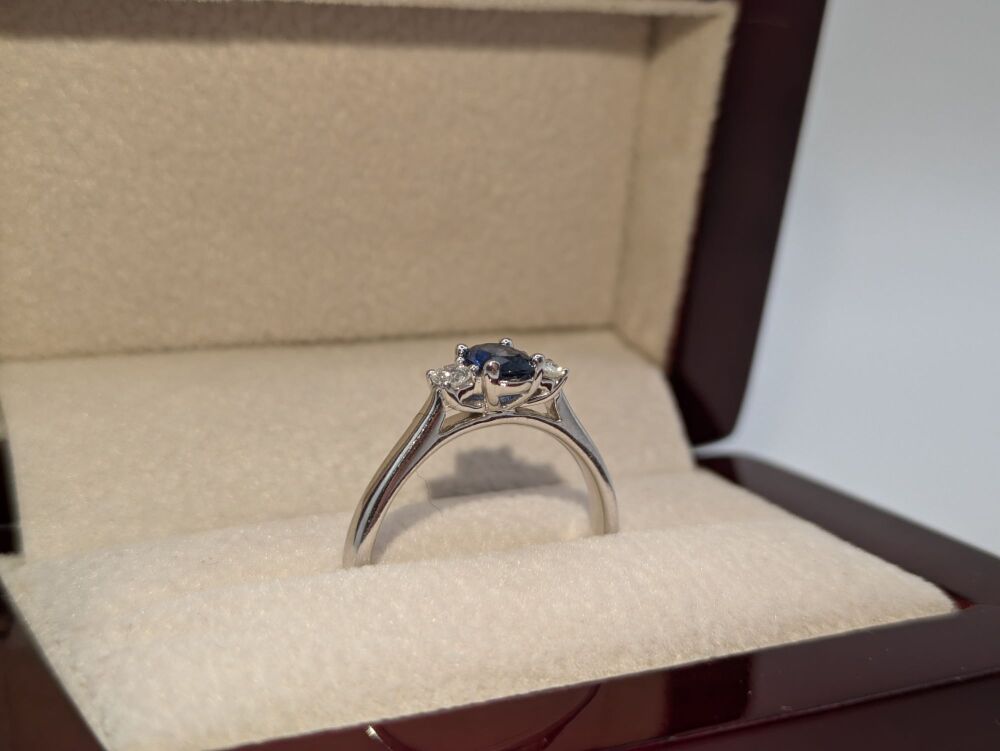Sapphire & diamond Trilogy ring in White Gold