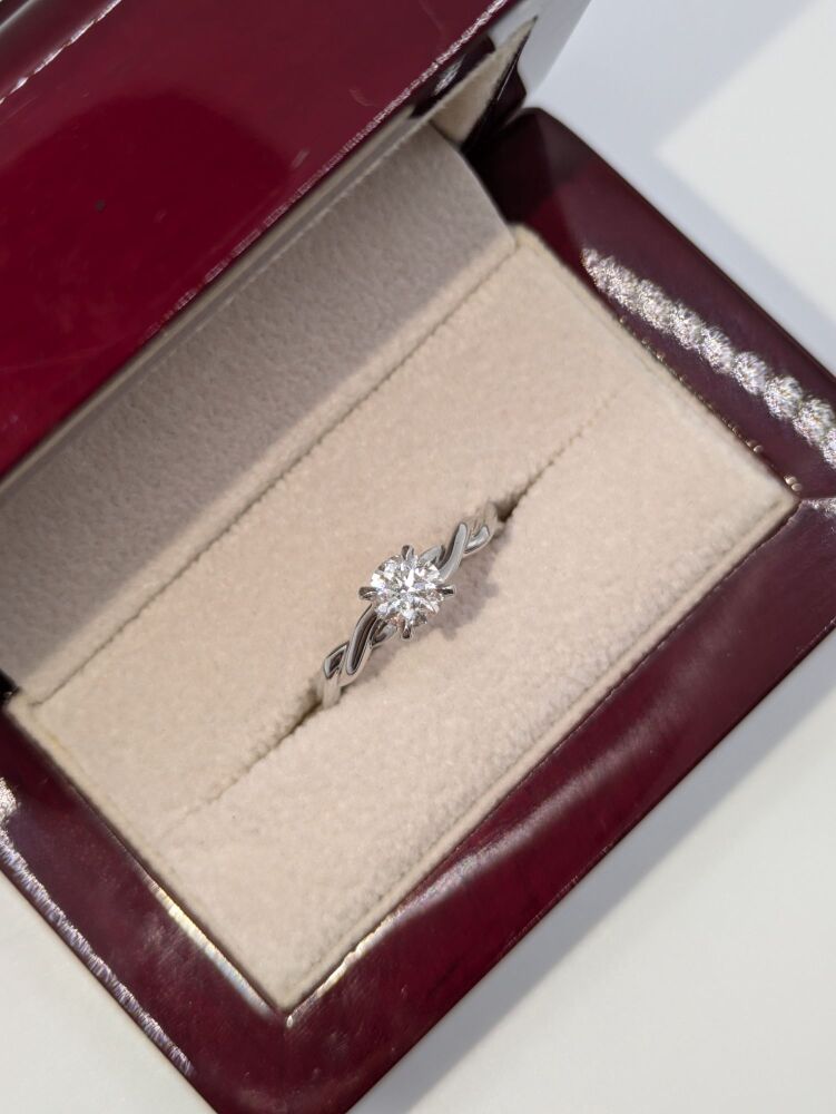 Twisted band round solitaire in Platinum 0.68ct VS1/ E