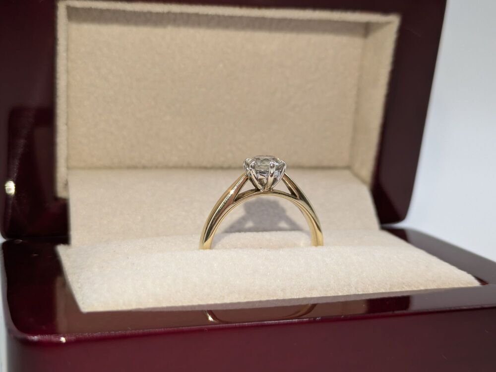 Six claw round brilliant solitaire in 18K Yellow Gold