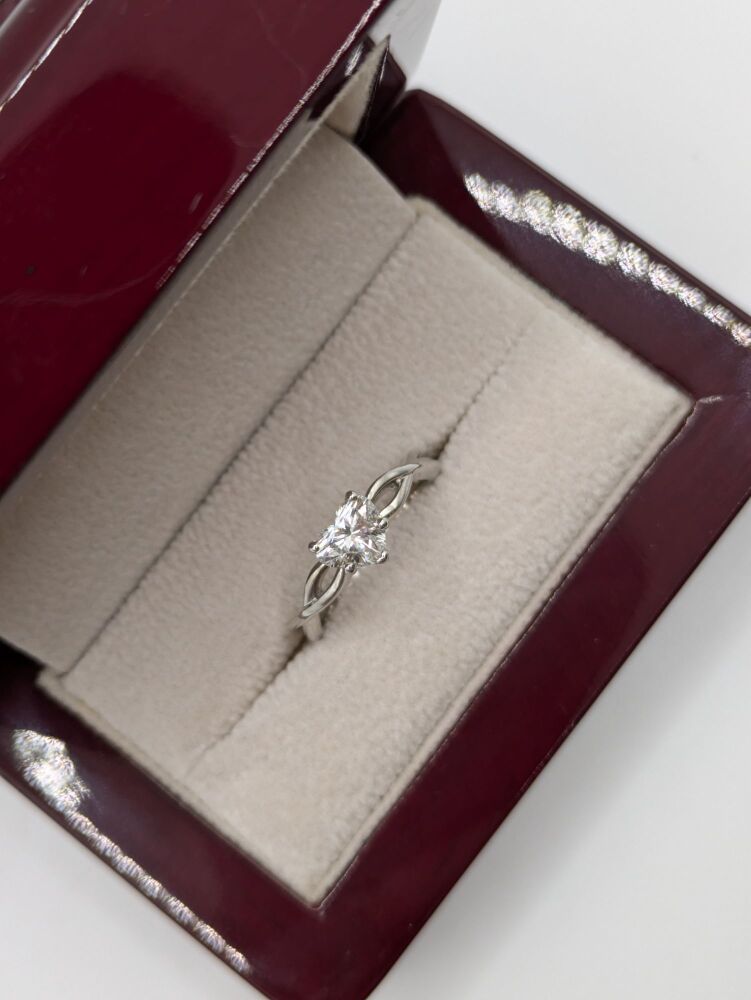 0.74ct Twisted band Heart solitaire VS1/ D