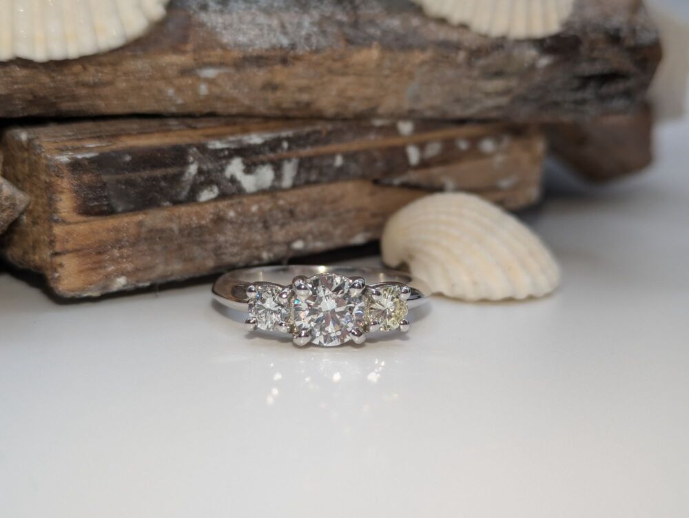 Graduated Round Trilogy ring 1.70ct in Platinum VS2/ F