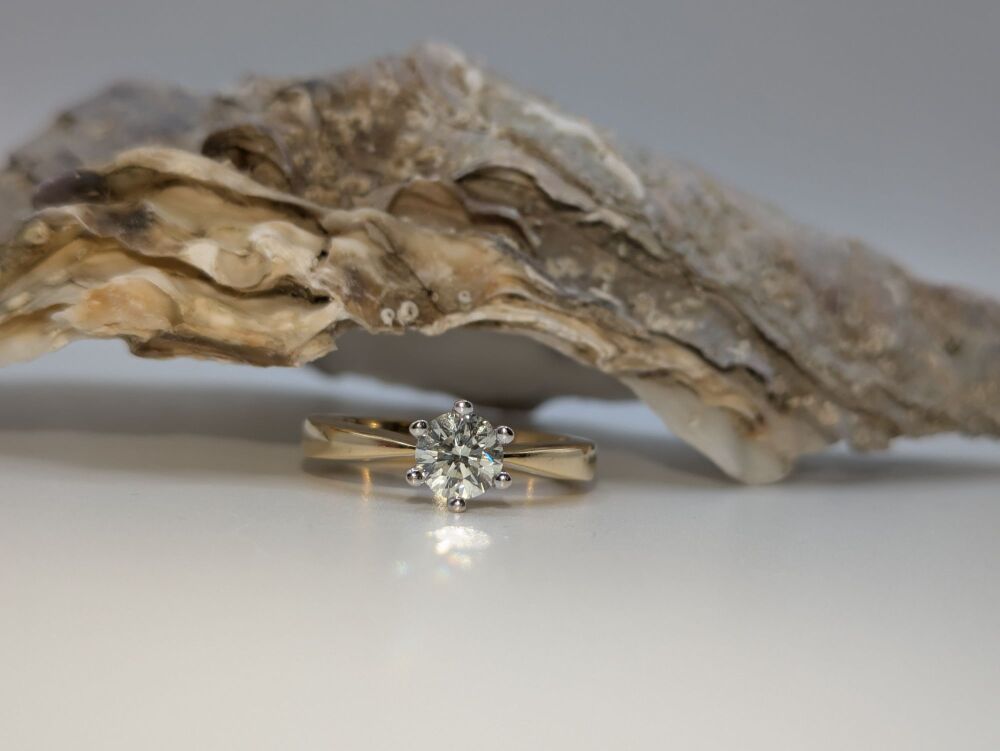 Tapered Round brilliant solitaire with six claws 0.70ct SI1/ G