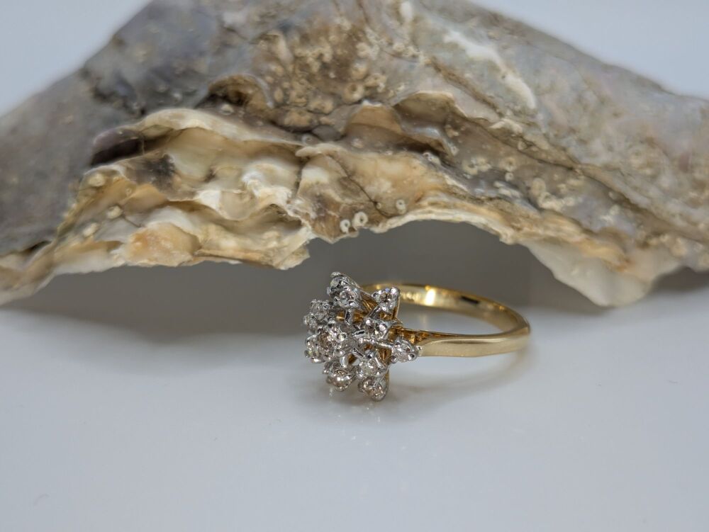 Snowflake design diamond cluster ring in 18K yellow Gold