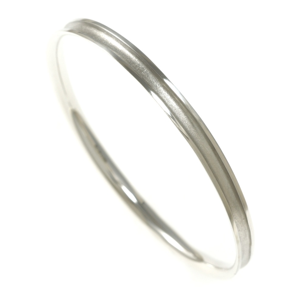 Slim radius bangle with silver groove