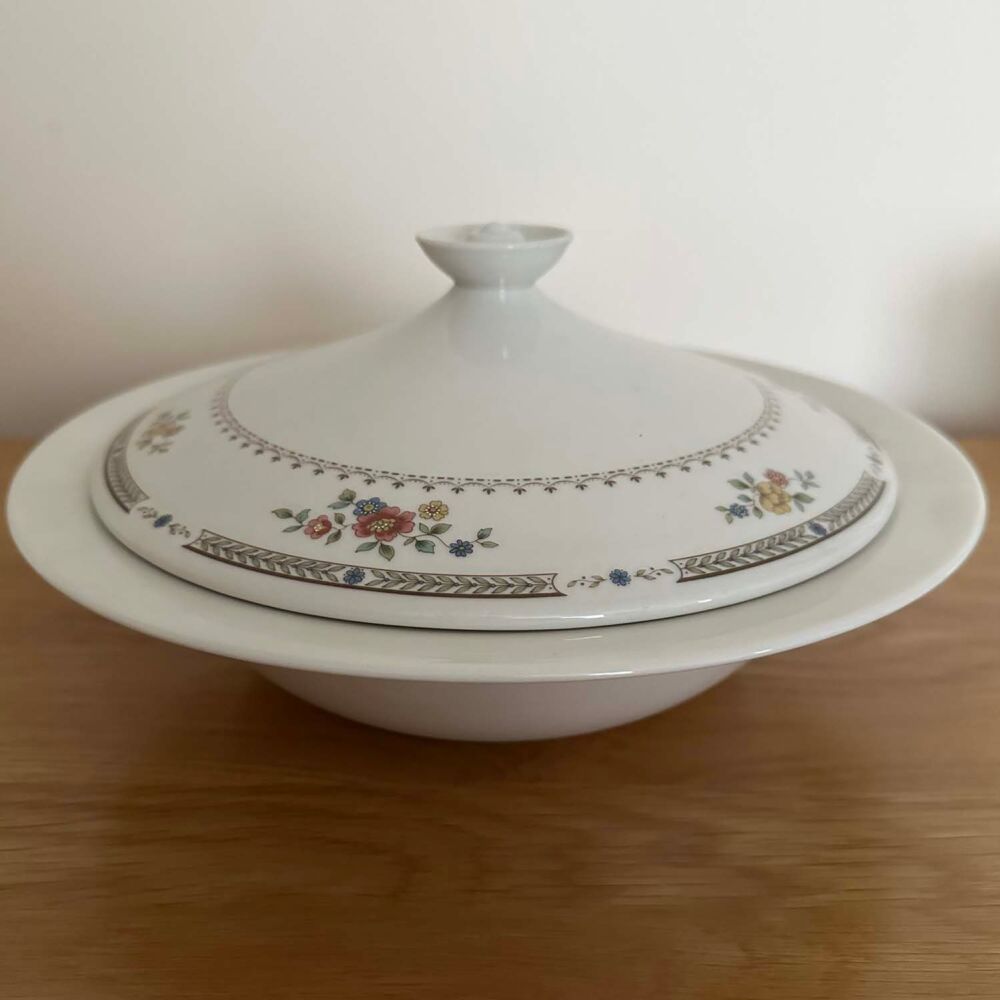 Royal Doulton Kingswood Pattern Lidded Vegetable Serving Bowl. c.1977-1998