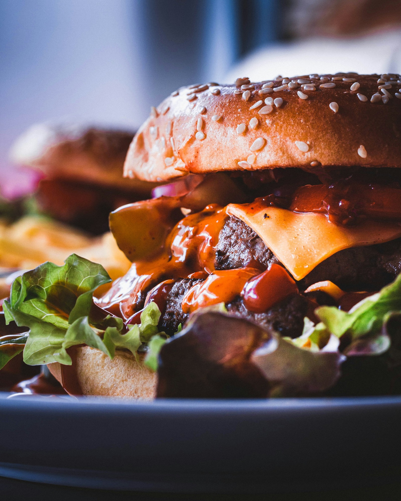 burger-with-lettuce-and-tomato--s27nY8mZUE