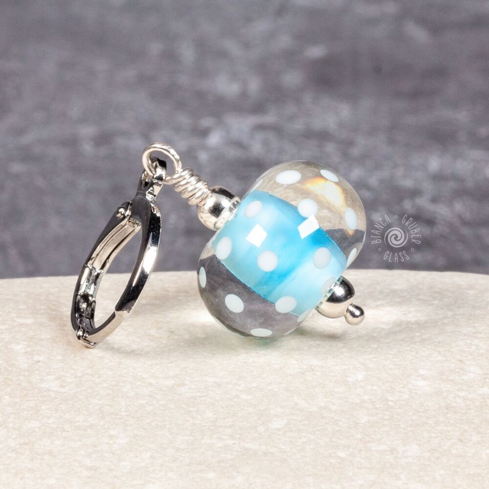 One glass stitch marker – pale blue core