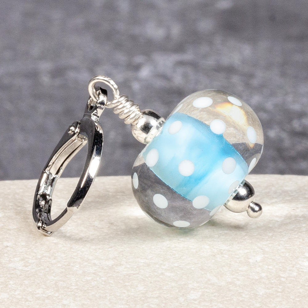 One glass stitch marker – pale blue core