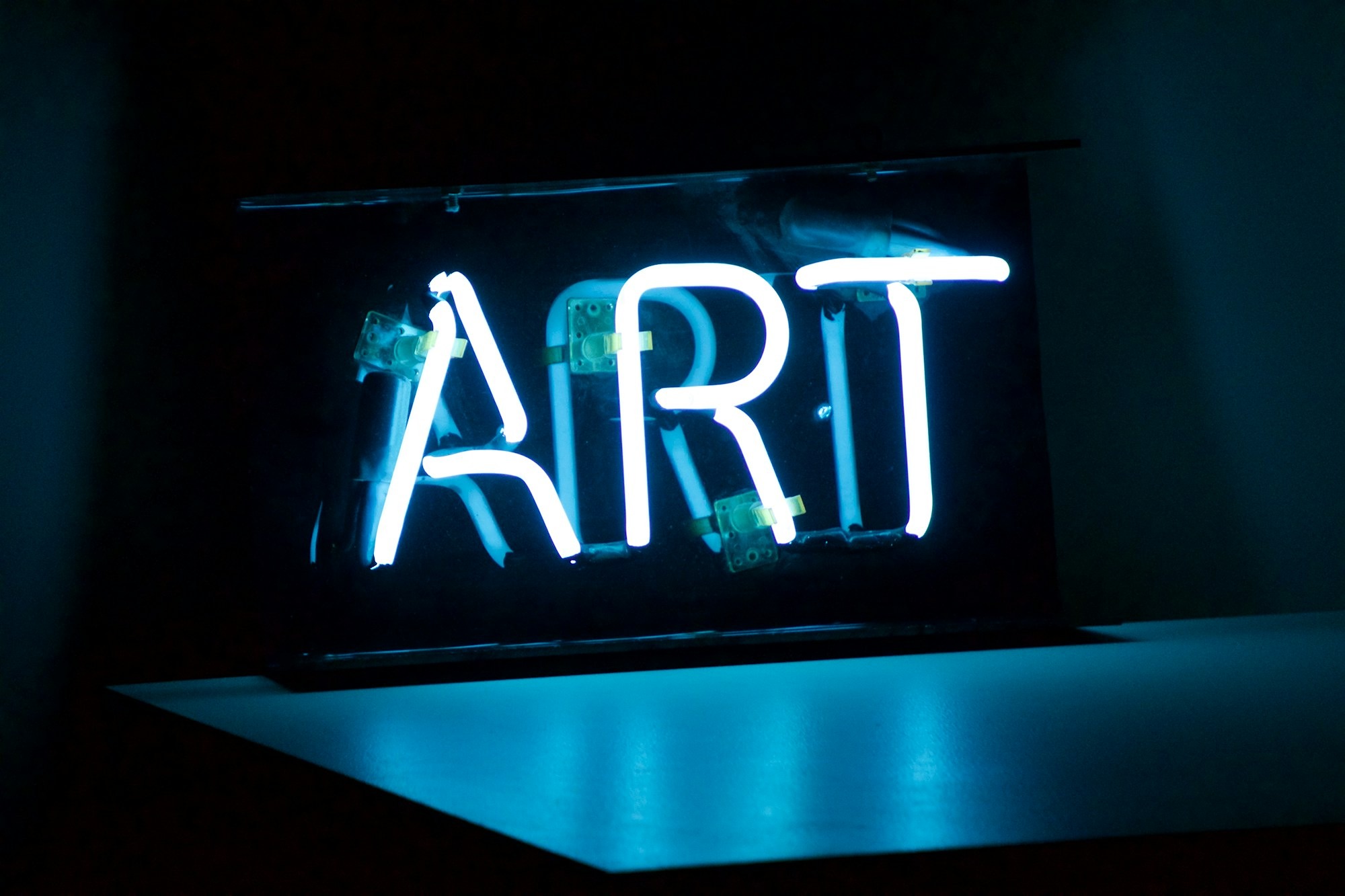 blue-art-neon-sign-turned-on-rKE6rXOl14U