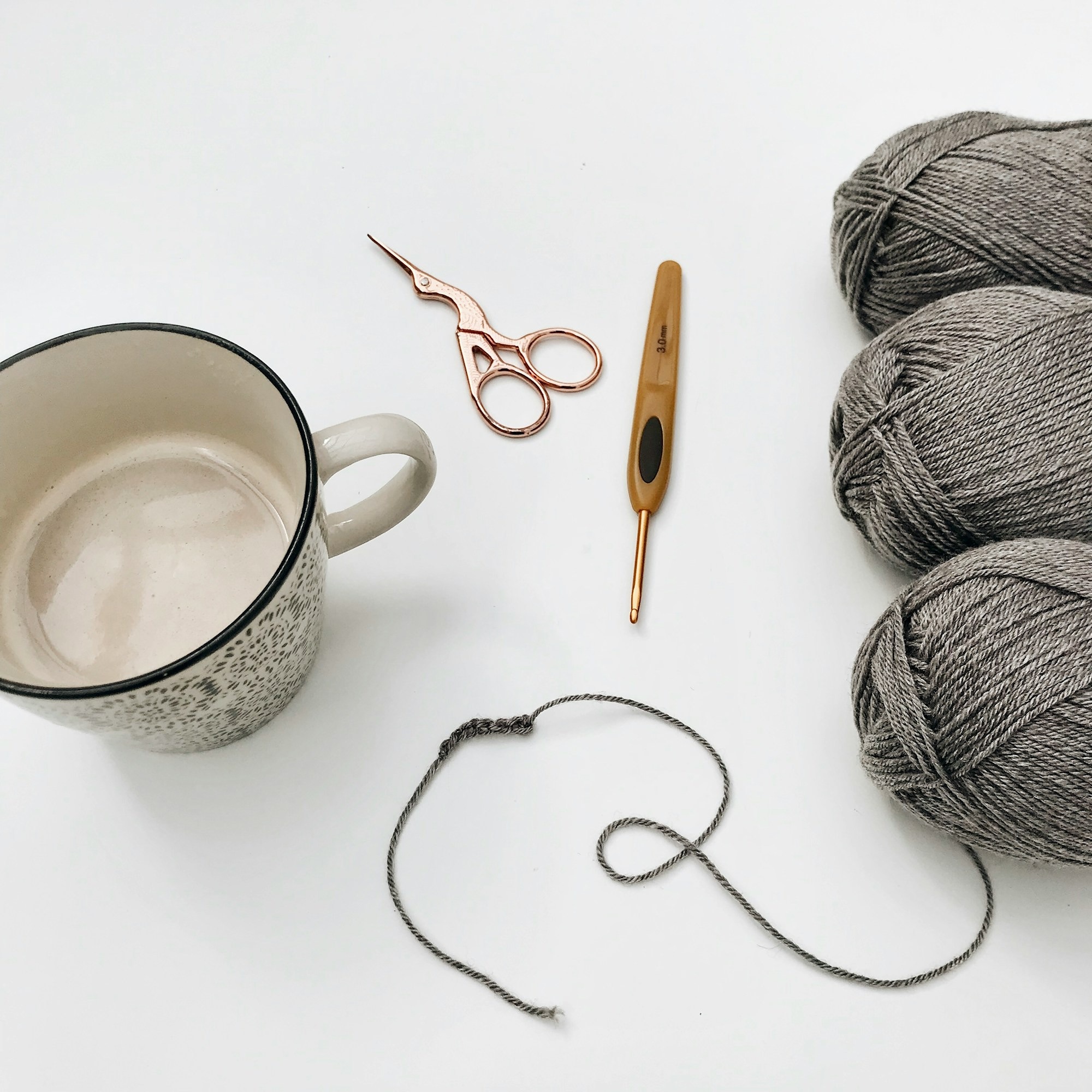 a-cup-of-yarn-a-pair-of-scissors-and-a-pair-of-knitting-needles-4u10efCKY-g